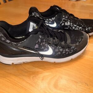 Nike Men’s Black Running Shoes- mildly used